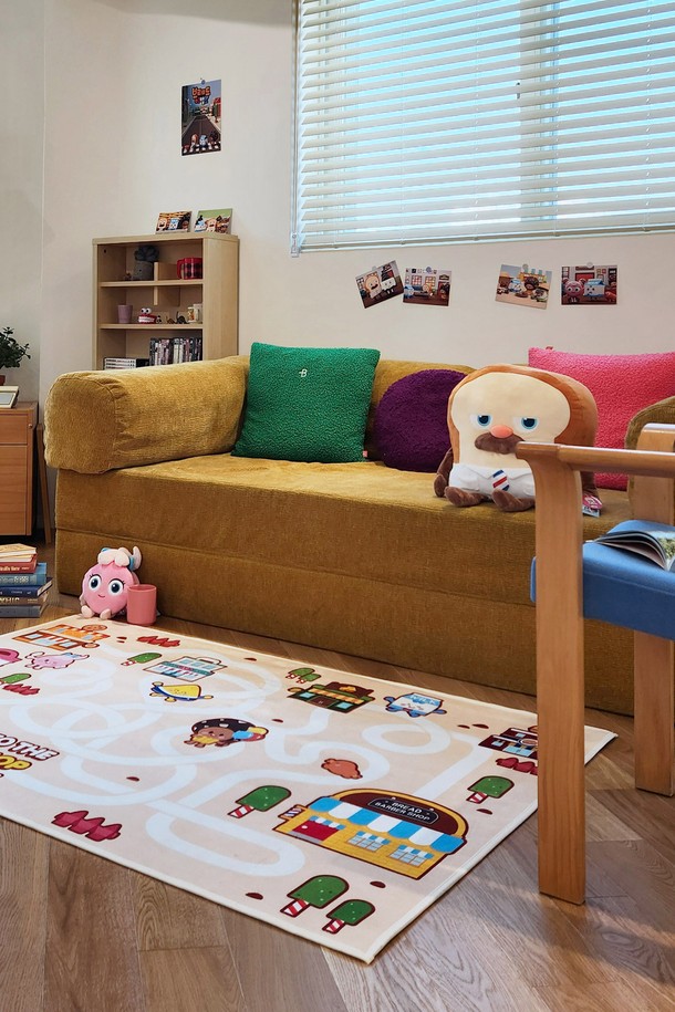 [한일카페트x브레드이발소] 콜라보로 탄생한 도로놀이 빌리지 사계절 아이방 러그는 100x150cm 크기의 키즈 카페트입니다. 폴리에스터 소재에 도로, 빌리지, 캐릭터 패턴이 디지털프린팅으로 디자인되었으며, 미끄럼방지, 항균, 충격흡수, 소음완화 기능과 KC인증을 받은 안전한 제품입니다. 5mm 두께에 먼지 날림이 없고, 완충재가 포함되어 있으며 36개월 이상 아이들이 사용하기 적합한 키즈, 캐주얼 스타일의 사계절 러그입니다.
