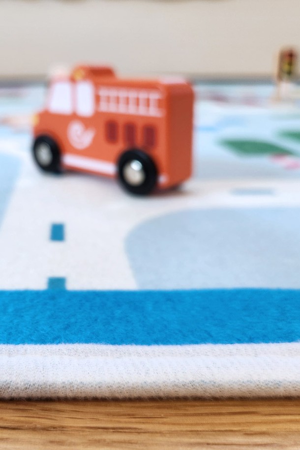 [한일카페트x브레드이발소] 콜라보! 도로놀이 블루 사계절 아이방 러그는 100x150cm 사이즈의 폴리에스터 재질 키즈 카페트입니다. 3중 구조로 충격 흡수가 뛰어나고, 미끄럼 방지 기능과 물세탁이 가능하며 항균 처리까지 되어 안심하고 사용할 수 있습니다. 브레드이발소 테마의 도로놀이 패턴과 사방치기 게임 디자인이 아이들의 상상력과 재미를 더합니다.
