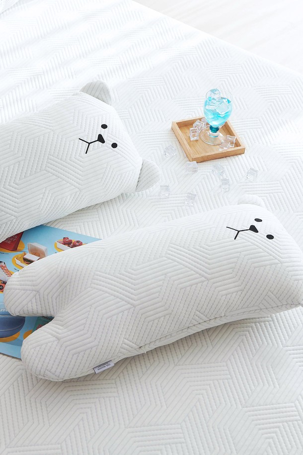 [한일카페트] 이글루 듀라론 냉감 인형 쿠션은 폴리에틸렌과 폴리에스터 소재를 사용하여 냉감, 흡습, 속건, 발수 기능을 제공하며, 여름철 수면용으로 적합합니다. 화이트 색상의 캐릭터 패턴으로 디자인되었으며, 35cm X 70cm 사이즈로 제작되었습니다. 두라론 소재를 사용하여 높은 강도와 우수한 탄성을 자랑하며, 세탁 후에도 냉감 효과가 유지되고 Qmax 값은 0.7 이상입니다.
