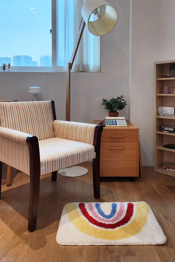 [한일카페트] 레인보우 자가드 욕실 주방 발매트는 45x65cm 사이즈의 폴리에스터 소재로 제작되었으며, 레인보우 자가드 패턴이 돋보이는 제품입니다. 7mm 두께의 고밀도 파일과 TPR 논슬립 바닥으로 미끄럼 방지 기능은 물론, 먼지 분산 방지 및 뛰어난 보행감을 제공하며, 욕실과 주방 어디든 실내에서 사용하기 적합합니다. 멀티컬러의 커스텀 컬러 원사를 사용한 자가드 가공으로 내구성과 탄력성이 뛰어나 오래도록 사용할 수 있습니다.
