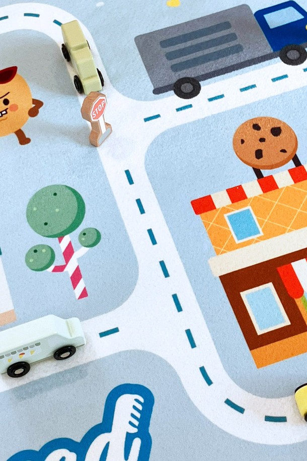 [한일카페트x브레드이발소] 콜라보! 도로놀이 블루 사계절 아이방 러그는 100x150cm 사이즈의 폴리에스터 재질 키즈 카페트입니다. 3중 구조로 충격 흡수가 뛰어나고, 미끄럼 방지 기능과 물세탁이 가능하며 항균 처리까지 되어 안심하고 사용할 수 있습니다. 브레드이발소 테마의 도로놀이 패턴과 사방치기 게임 디자인이 아이들의 상상력과 재미를 더합니다.
