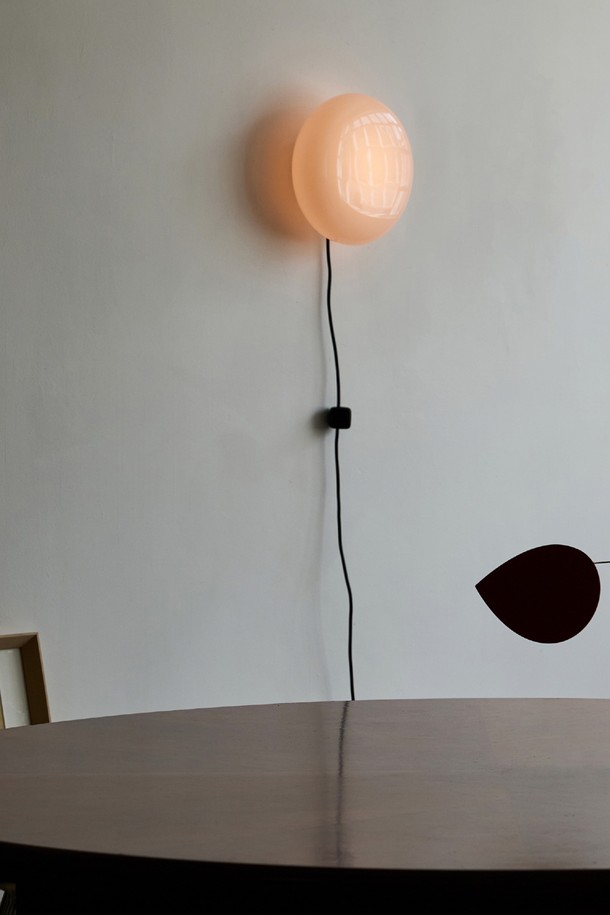 일광전구 스노우볼25 벽등 Switch Type 3Colors는 알루미늄과 유리의 조화가 돋보이는 벽등입니다. 색상은 화이트, 버터, 피치 3가지로 제공되며, 무게는 1.45kg입니다. LED GX53 FLAT 8W (2700K) 광원을 사용하며, AC 220V 정격으로 작동합니다. 푸시 스위치 옵션의 경우 1.5m 케이블(Switch to Plug)이 포함되어 있으며, 인증 번호는 zC11oo1-2입니다. 
