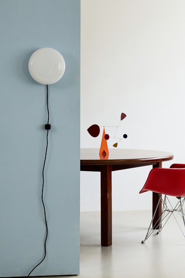 일광전구 스노우볼25 벽등 Switch Type 3Colors는 알루미늄과 유리의 조화가 돋보이는 벽등입니다. 250 x 250 x 110mm 크기에 1.45kg의 무게를 가지며, AC 220V 전원을 사용합니다. 3가지 색상으로 빛을 내는 LED GX53 FLAT 8W (2700K) 광원을 탑재하여 은은한 분위기를 연출합니다. 스위치 타입으로 간편하게 켜고 끌 수 있으며, 공간에 세련된 포인트를 더합니다.
