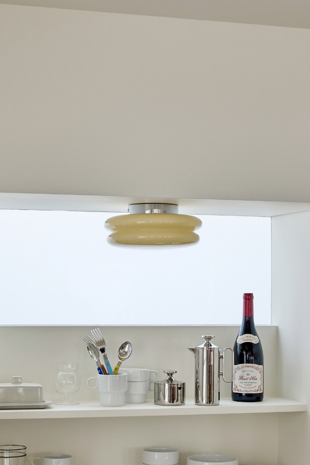 일광전구 스노우맨25 천장 직부등 Sensor Type 3Colors는 알루미늄과 유리를 주요 소재로 사용하여 제작되었습니다. 3가지 색상 옵션을 제공하며, 센서 기능을 통해 편리하게 사용할 수 있습니다. LED 광원을 사용하여 밝고 효율적인 조명을 제공하며, 220V 정격 전압으로 작동합니다. 무게는 1.45kg입니다. 실내 공간에 세련된 분위기를 더하는 천장등입니다.
