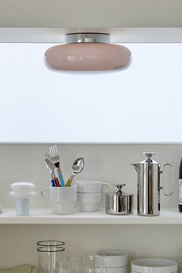 일광전구 스노우볼25 천장 직부등 Sensor Type 3Colors는 LED 광원을 사용하는 천장등입니다. 화이트, 버터, 피치 3가지 색상으로 제공되며, 센서 기능을 갖추고 있어 편리하게 사용할 수 있습니다. 디밍 기능은 지원하지 않으며, 전용 전구를 사용해야 합니다. 
