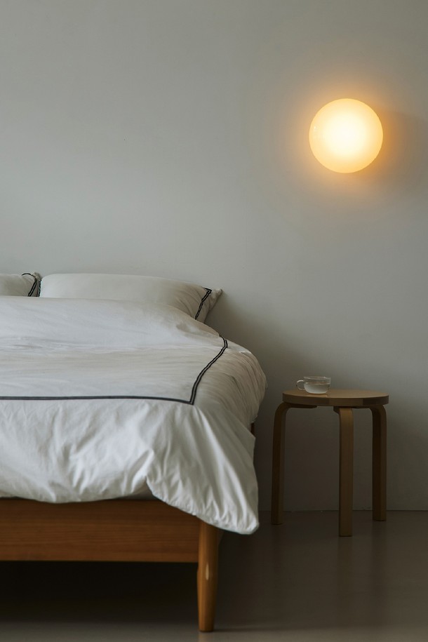 일광전구 스노우볼25 벽등 Normal Type (노멀 타입)입니다. 유백색 유리와 나무 소재로 제작되었으며, 무지 패턴으로 깔끔한 디자인을 자랑합니다. 색상은 화이트, 버터, 피치 3가지로 출시되어 다양한 분위기에 맞춰 선택할 수 있습니다. 스노우볼 형태의 디자인이 은은한 빛을 선사하며 공간에 아늑함을 더합니다. 실내 공간을 부드럽고 따뜻하게 밝혀주는 벽등입니다.
