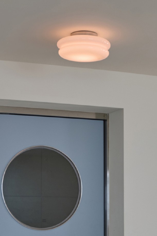 일광전구 스노우맨25 천장 직부등 Normal Type은 유리, 나무, PC, ABS 소재로 제작되었으며, 우드 패턴의 거친 촉감이 특징입니다. 전구색, 주광색, 주백색 3가지 색상으로 제공되어 다양한 분위기를 연출할 수 있습니다. 수작업 블로잉 방식으로 제작되어 섬세함과 특별함을 더했습니다. 스노우맨25 디자인은 공간에 따뜻함과 아늑함을 선사합니다. 천장 등에 설치하여 은은하고 부드러운 빛으로 공간을 채워보세요. 
