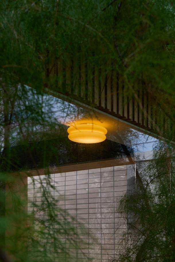 일광전구 스노우맨25 천장 직부등 Normal Type은 알루미늄과 유리의 조합으로 제작된 천장등입니다. 250 x 250 x 110mm 크기에 1.45kg의 무게를 가지며, 3가지 색상으로 제공됩니다. LED GX53 FLAT 8W (2700K) 광원을 사용하며, AC 220V 정격전압으로 작동합니다. 유리갓과 함께 제공되며, 인증 정보는 zC11001-25001이며 모델명은 SNOWMAN25 C8W입니다.
