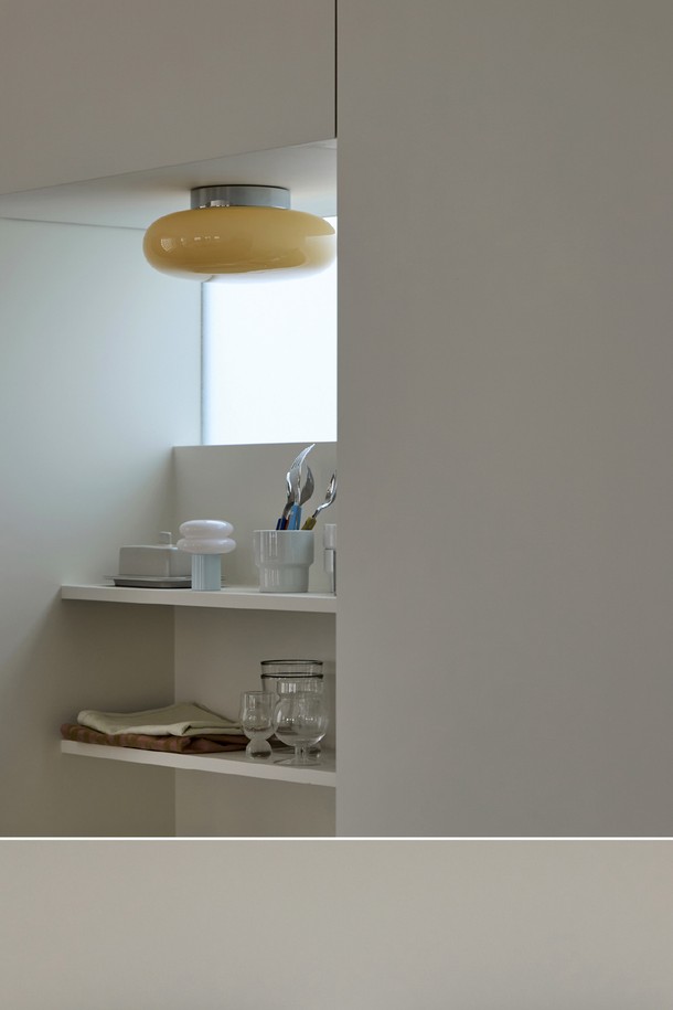 일광전구 스노우볼25 천장 직부등 Normal Type (3 Colors)입니다. 본 제품은 유리, 나무, PC, ABS 소재로 제작되었으며, 펜던트 타입, 천장/벽 겸용 타입, 레일형 디자인을 제공합니다. 3가지 색상 옵션으로 다양한 공간에 어울리는 조명 연출이 가능합니다. 섬세한 디자인과 다채로운 소재의 조화로 공간의 분위기를 한층 더 끌어올립니다. 천장 조명 설치를 통해 은은하고 따뜻한 분위기를 경험해 보세요.
