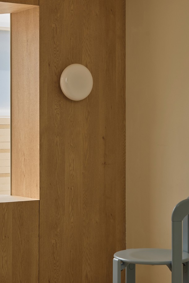 일광전구 스노우볼25 벽등 Normal Type (노멀 타입)입니다. 유백색 유리와 나무 소재로 제작되었으며, 무지 패턴으로 깔끔한 디자인을 자랑합니다. 색상은 화이트, 버터, 피치 3가지로 출시되어 다양한 분위기에 맞춰 선택할 수 있습니다. 스노우볼 형태의 디자인이 은은한 빛을 선사하며 공간에 아늑함을 더합니다. 실내 공간을 부드럽고 따뜻하게 밝혀주는 벽등입니다.
