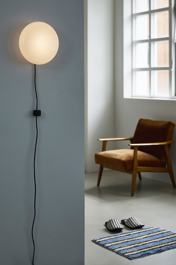 일광전구 스노우볼25 벽등 Switch Type 3Colors는 알루미늄과 유리의 조화가 돋보이는 벽등입니다. 색상은 화이트, 버터, 피치 3가지로 제공되며, 무게는 1.45kg입니다. LED GX53 FLAT 8W (2700K) 광원을 사용하며, AC 220V 정격으로 작동합니다. 푸시 스위치 옵션의 경우 1.5m 케이블(Switch to Plug)이 포함되어 있으며, 인증 번호는 zC11oo1-2입니다. 
