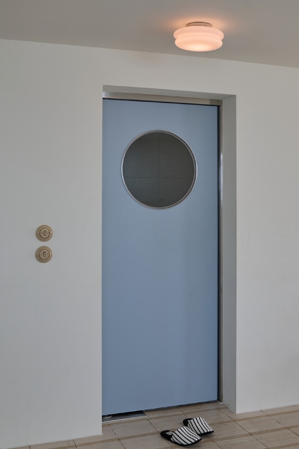 일광전구 스노우맨25 천장 직부등 Sensor Type 3Colors는 알루미늄과 유리를 주요 소재로 사용하여 제작되었습니다. 3가지 색상 옵션을 제공하며, 센서 기능을 통해 편리하게 사용할 수 있습니다. LED 광원을 사용하여 밝고 효율적인 조명을 제공하며, 220V 정격 전압으로 작동합니다. 무게는 1.45kg입니다. 실내 공간에 세련된 분위기를 더하는 천장등입니다.
