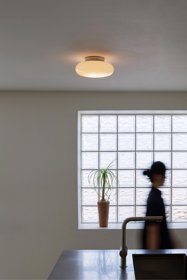 일광전구 스노우볼25 천장 직부등 Sensor Type 3Colors는 LED 광원을 사용하는 천장등입니다. 화이트, 버터, 피치 3가지 색상으로 제공되며, 센서 기능을 갖추고 있어 편리하게 사용할 수 있습니다. 디밍 기능은 지원하지 않으며, 전용 전구를 사용해야 합니다. 
