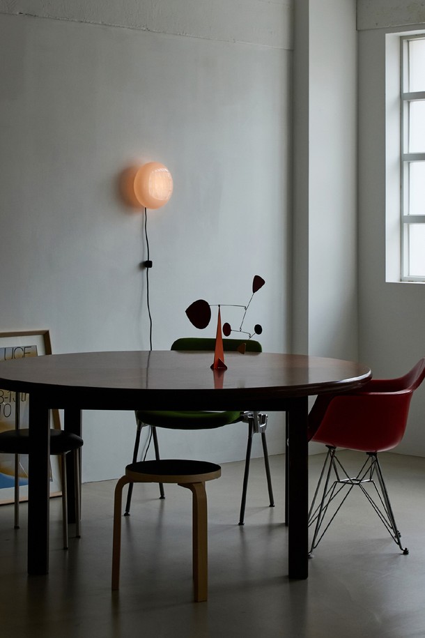 일광전구 스노우볼25 벽등 Switch Type 3Colors는 알루미늄과 유리의 조화가 돋보이는 벽등입니다. 색상은 화이트, 버터, 피치 3가지로 제공되며, 무게는 1.45kg입니다. LED GX53 FLAT 8W (2700K) 광원을 사용하며, AC 220V 정격으로 작동합니다. 푸시 스위치 옵션의 경우 1.5m 케이블(Switch to Plug)이 포함되어 있으며, 인증 번호는 zC11oo1-2입니다. 
