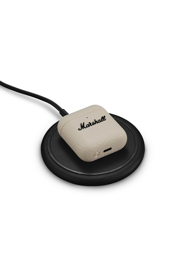 마샬 마이너4 블루투스 이어폰은 블랙과 크림 두 가지 색상으로 출시되었으며, 12mm 다이나믹 드라이버를 탑재하여 20Hz-20kHz의 폭넓은 주파수 응답성을 제공합니다. 한 번의 충전으로 최대 7시간, 충전 케이스 포함 시 30시간 이상 재생 가능하며, 15분 충전으로 3시간 사용 가능한 급속 충전을 지원합니다. IPX4 방수 등급, 블루투스 멀티포인트, 터치 컨트롤, 자동 재생/정지, 음성 비서 지원, 무선 충전 기능을 제공하며, 듀얼 마이크, 커스텀 EQ 설정, OTA 업데이트를 지원하고, 90% 재활용 플라스틱으로 제작되었습니다.
