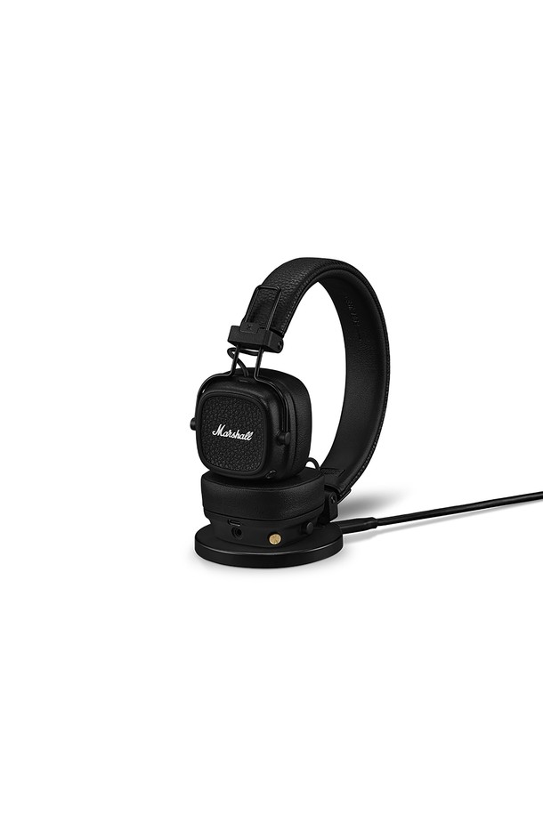 마샬 메이저5 블루투스 헤드폰 (MAJOR5)는 100시간 이상 무선 재생이 가능한 뛰어난 배터리 성능을 자랑합니다. 40mm 다이나믹 드라이버가 선사하는 풍부한 사운드와 블루투스 5.3을 통해 안정적인 연결을 경험할 수 있습니다. 블랙, 크림, 브라운, 미드나잇 블루 4가지 색상으로 출시되었으며, 접이식 디자인으로 휴대성을 높였습니다. 15분 충전으로 15시간 재생이 가능하며, 커스터마이징 가능한 M버튼 및 마샬 블루투스 앱 지원으로 편리한 사용성을 제공합니다. 노이즈 캔슬링 기능은 아니지만, 뛰어난 음질과 디자인으로 음악 감상의 즐거움을 더합니다.  소비코AV 정품으로 믿을 수 있는 품질을 보장합니다.
