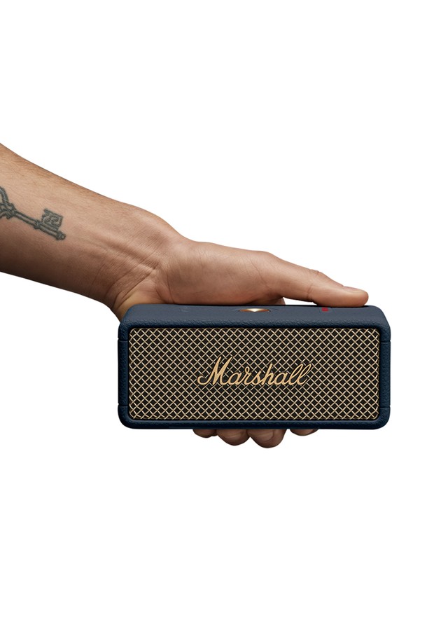 마샬 엠버튼3 블루투스 스피커는 360도 사운드를 제공하여 어디서든 풍성한 음질을 즐길 수 있으며, 최대 32시간 재생이 가능한 강력한 배터리와 IP67 방수/방진 등급으로 실내외 어디에서든 자유롭게 사용할 수 있습니다. 블루투스 5.3 LE를 탑재하여 최대 100m 범위에서 안정적인 연결을 지원하며, 재생 플라스틱, 재활용 소재, 친환경 소이 잉크를 사용하여 지속 가능한 디자인을 선보입니다. 블랙, 브라스, 크림, 세이지, 미드나잇 블루의 감각적인 5가지 컬러로 출시되었습니다.
