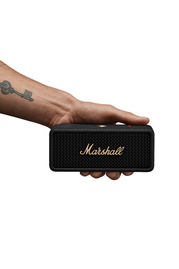 마샬 엠버튼3는 최대 32시간 이상 재생 가능한 강력한 배터리와 IP67 방수/방진 등급을 갖춘 휴대용 블루투스 스피커입니다. 블루투스 5.3을 지원하며, 블랙, 브라스, 크림, 세이지, 미드나잇 블루 등 5가지 색상으로 출시되었습니다. 2시간 완충으로 2x8W Class D 앰프와 10W 풀레인지 드라이버, 2개의 패시브 라디에이터를 통해 65Hz-20kHz 주파수 응답 범위에서 90dB SPL의 풍부한 사운드를 제공합니다.
