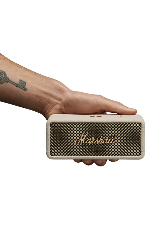 마샬 엠버튼3 블루투스 스피커는 360도 사운드, 방수/방진(IP67), 블루투스 5.3, 핸즈프리 통화, 멀티포인트 연결을 지원하며, 최대 32시간 이상 재생 가능한 배터리를 탑재했습니다. Black and Brass, Cream, Sage, Midnight Blue 등 4가지 색상으로 출시되었으며, 2x8W Class D 출력, 2x10W 풀레인지 드라이버, 65Hz-20kHz 주파수 응답, 90dB SPL@1m 최대 음압을 통해 풍부한 음질을 제공합니다. 160x68x76.9mm 크기에 0.67kg 무게로 휴대성이 뛰어나며, 79% 재활용 플라스틱, PVC-free 구조, 96% 종이 기반 패키징, 친환경 잉크 사용 등 친환경적인 특징을 갖췄습니다.
