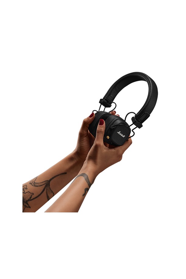 마샬 메이저5 블루투스 헤드폰 (MAJOR5)는 100시간 이상 무선 재생이 가능한 뛰어난 배터리 성능을 자랑합니다. 40mm 다이나믹 드라이버가 선사하는 풍부한 사운드와 블루투스 5.3을 통해 안정적인 연결을 경험할 수 있습니다. 블랙, 크림, 브라운, 미드나잇 블루 4가지 색상으로 출시되었으며, 접이식 디자인으로 휴대성을 높였습니다. 15분 충전으로 15시간 재생이 가능하며, 커스터마이징 가능한 M버튼 및 마샬 블루투스 앱 지원으로 편리한 사용성을 제공합니다. 노이즈 캔슬링 기능은 아니지만, 뛰어난 음질과 디자인으로 음악 감상의 즐거움을 더합니다.  소비코AV 정품으로 믿을 수 있는 품질을 보장합니다.
