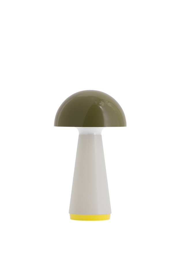 [리멤버] 밥 테이블 무선 포터블 램프 올리브는 실내 및 실외에서 사용 가능한 미니멀 스타일의 테이블 램프입니다. 플라스틱 소재로 제작되었으며, 올리브 색상으로 세련된 분위기를 연출합니다. 3단계 밝기 조절, 터치 컨트롤, IP44 방수 기능을 갖춰 편리하게 사용할 수 있습니다. 웜화이트 3000K 색온도의 은은한 조명은 최대 35시간 동안 지속되며, USB-C 충전 방식으로 간편하게 충전 가능합니다. 무선 포터블 디자인으로 공간 액센트 조명으로 활용하기 좋습니다.
