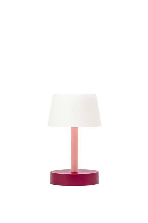 [리멤버] 코랄 프리츠 테이블 무선 포터블 램프는 실내 및 실외에서 모두 사용 가능한 테이블 램프입니다. IP44 방수 등급으로 생활 방수가 가능하며, 부드러운 터치센서로 밝기 조절이 용이합니다. 따뜻한 느낌을 주는 2700K의 화이트 조명을 제공하며, 최소 밝기 기준으로 최대 700시간 사용 가능한 무선 포터블 램프입니다. 플라스틱과 메탈 소재로 제작되었으며, 컴팩트한 디자인과 USB-C 충전을 지원합니다.
