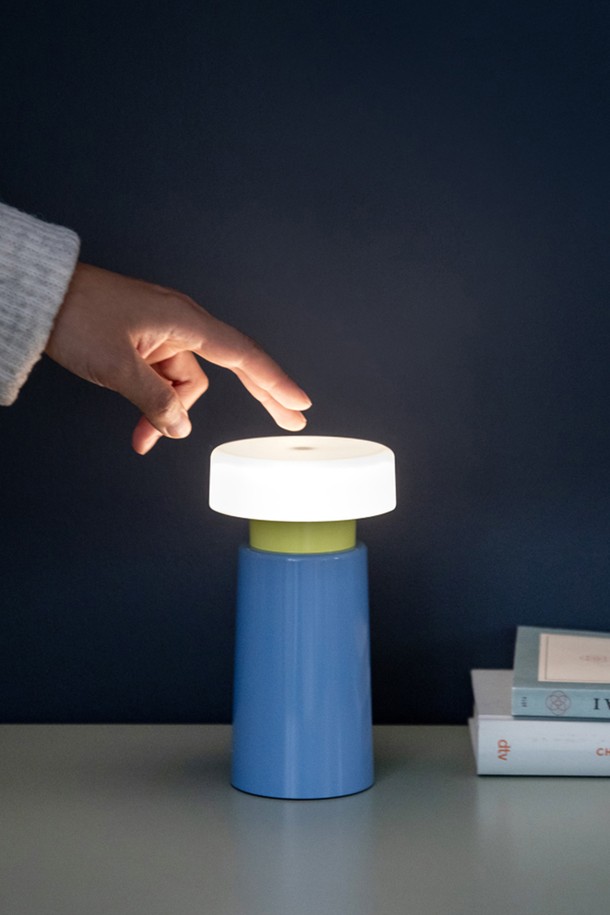 [리멤버] 빅토리아 테이블 라이트 아쿠아는 모던하고 심플한 디자인의 실내 조명입니다. 블루와 멀티컬러 두 가지 색상으로 제공되며, 플라스틱 소재로 제작되었습니다. 터치 센서, 밝기 조절, USB-C 충전 기능을 갖추었으며, 웜화이트 조명(3000K)을 통해 아늑한 분위기를 연출합니다. 한 번 충전으로 최대 730시간 사용 가능하며, 이동이 편리합니다. 사이즈는 높이17.5 센티미터 x 지름9.5 센티미터이며, USB-C 케이블이 포함되어 있습니다.