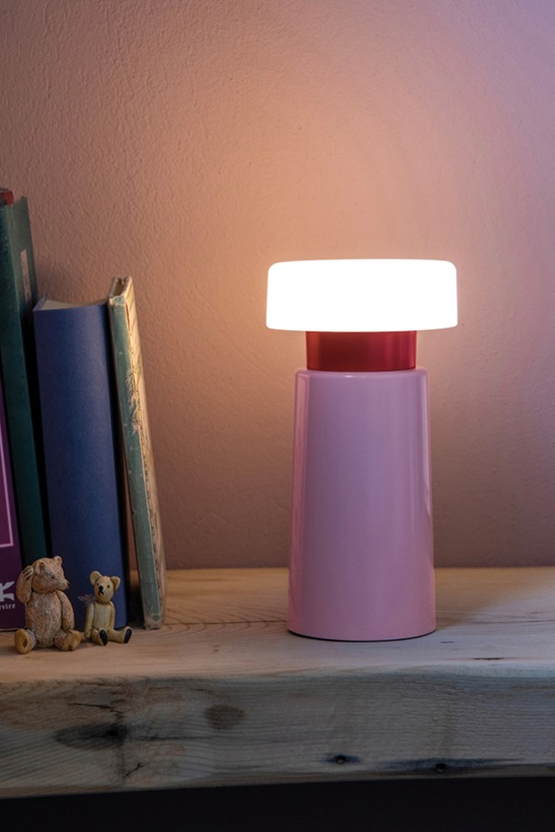 [리멤버] 빅토리아 테이블 라이트 로즈는 은은한 분위기를 연출하는 엘레강스 스타일의 테이블 조명입니다. 핑크와 멀티컬러 색상으로 제공되며, 플라스틱 소재로 제작되었습니다. 터치센서로 밝기 조절이 가능하며, USB-C 충전 방식으로 최대 730시간 사용 가능합니다. 사이즈는 높이 17.5cm, 지름 9.5cm이며, USB-C 충전 케이블과 빅토리아 테이블 라이트가 구성품입니다. 휴대성이 뛰어나 실내 어디든 간편하게 사용하고 싶은 분들께 추천합니다.
