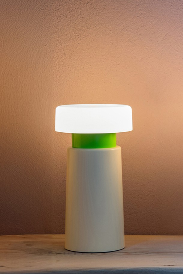 [리멤버] 빅토리아 테이블 라이트 제이드 (Table Light Victoria Jade)는 미니멀하고 모던한 디자인의 실내 조명입니다. 화이트와 제이드 두 가지 색상으로 제공되며, 플라스틱 소재로 제작되었습니다. USB 충전을 지원하며, 터치센서와 밝기 조절 기능을 갖춰 편리하게 사용할 수 있습니다. 한 번 충전으로 최대 130시간 사용 가능하며, 3000K 색온도로 은은한 빛을 선사합니다. USB-C 포트를 통해 간편하게 충전할 수 있으며, 휴대성이 뛰어나 실내 어디든 자유롭게 배치할 수 있습니다.
