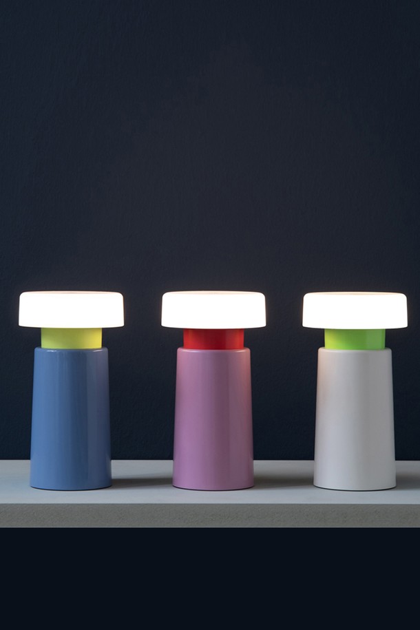 [리멤버] 빅토리아 테이블 라이트 제이드 (Table Light Victoria Jade)는 미니멀하고 모던한 디자인의 실내 조명입니다. 화이트와 제이드 두 가지 색상으로 제공되며, 플라스틱 소재로 제작되었습니다. USB 충전을 지원하며, 터치센서와 밝기 조절 기능을 갖춰 편리하게 사용할 수 있습니다. 한 번 충전으로 최대 130시간 사용 가능하며, 3000K 색온도로 은은한 빛을 선사합니다. USB-C 포트를 통해 간편하게 충전할 수 있으며, 휴대성이 뛰어나 실내 어디든 자유롭게 배치할 수 있습니다.
