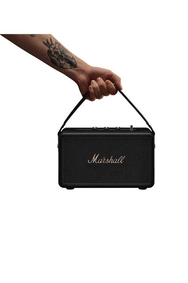 마샬 킬번3 블루투스 스피커는 50시간 이상 재생 가능한 강력한 배터리 성능을 자랑하며, 20분 충전으로 8시간 재생이 가능합니다. IP54 방수/방진 기능과 360도 전방향 사운드를 통해 실내, 실외 어디에서든 풍부한 음질을 즐길 수 있으며, 2.8kg의 무게와 273x150x169mm 크기로 휴대성을 높였습니다. 블랙 & 브라스, 크림 색상으로 출시되었으며, 친환경 재생 플라스틱 84%를 사용하여 제작되었습니다.
