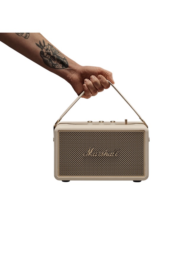 마샬 킬번3 블루투스 스피커는 블루투스 5.3을 지원하며, 360도 사운드로 풍성한 음질을 선사합니다. 크림, 블랙 & 브라스 색상으로 출시되었으며, 84% 재활용 플라스틱을 사용하여 환경까지 생각했습니다. 50시간 이상 재생 가능한 배터리에 20분 충전으로 8시간 재생이 가능하며, IP54 방수/방진 기능을 갖춰 야외에서도 안심하고 사용할 수 있습니다.
