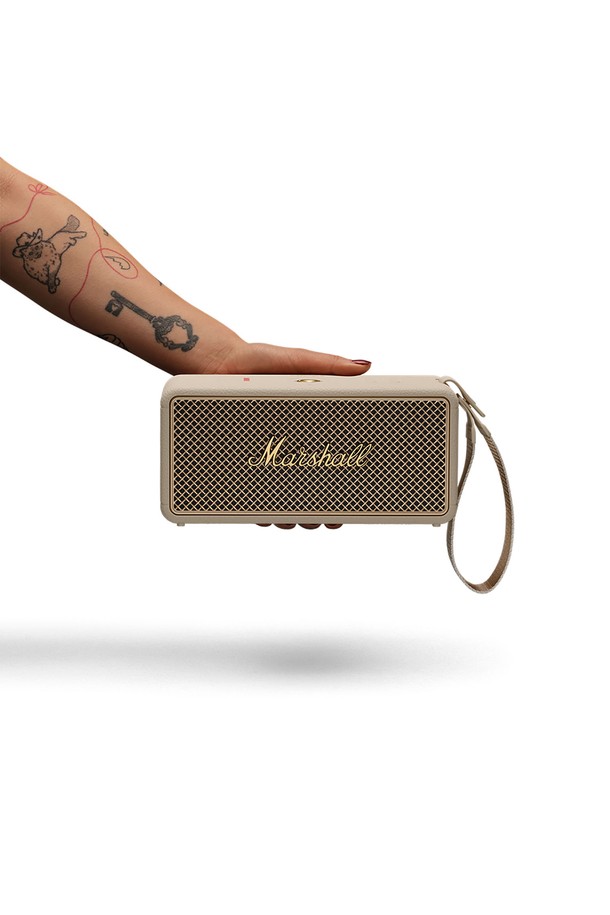 마샬 미들톤2 블루투스 스피커는 블랙과 크림 두 가지 색상으로 출시되어, 모던한 스타일을 연출합니다. IP67 방수/방진 기능을 갖춰 일상생활에서 안심하고 사용할 수 있으며, 360도 스테레오 사운드로 풍부한 음질을 제공합니다. 최대 30시간 재생, 블루투스 5.3, 멀티포인트 연결, 내장 마이크, 스테레오/모노 전환, USB-C 충전, 메탈 그릴 디자인 등 다양한 편의 기능과 디자인을 갖춘 휴대용 미디엄 사이즈 스피커입니다.
