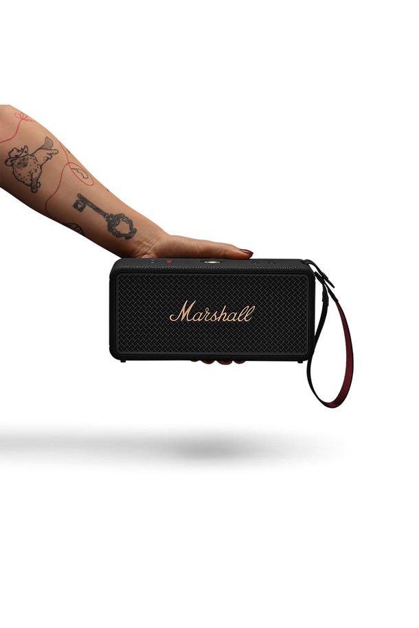 마샬 미들톤2 블루투스 스피커는 블랙과 크림 색상으로 출시되었으며, IP67 등급의 방수 기능을 갖춰 야외에서도 안심하고 사용할 수 있습니다. 블루투스 5.3 버전을 통해 최대 60m 범위 내에서 안정적인 연결을 지원하며, 30시간 재생 및 20분 충전으로 5시간 사용 가능한 강력한 배터리 성능을 자랑합니다. 2.3인치 우퍼와 2개의 0.6인치 트위터, 360도 방향성 사운드를 통해 87dB SPL@1m의 풍부하고 섬세한 사운드를 제공하며, 파워뱅크 기능, 멀티포인트 블루투스 연결, 배터리 보존 모드 등 다양한 편의 기능을 갖춘 제품입니다.
