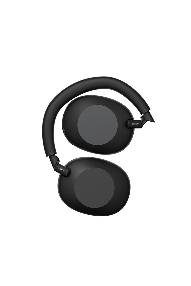 소니 WH-1000XM6 노이즈캔슬링 헤드폰은 뛰어난 몰입감을 선사하는 무선 오버이어 헤드폰입니다. 플라스틱과 가죽 소재로 제작되었으며, 블랙 색상으로 세련된 디자인을 자랑합니다. 노이즈캔슬링 기술과 블루투스 기능을 통해 언제 어디서든 고품질의 음악 감상을 즐길 수 있습니다. 일상생활은 물론, 음악 감상에 최적화된 하이엔드 프리미엄 헤드폰입니다. 헤드폰 사용 후 보관과 휴대를 용이하게 해 줄 헤드폰 거치대도 함께 제공됩니다.
