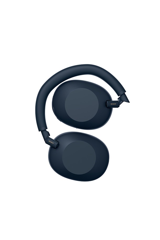 소니 WH-1000XM6 노이즈 캔슬링 헤드폰은 음악 감상과 일상생활에 최적화된 무선 오버이어 헤드폰입니다. 플라스틱 소재로 제작되었으며, 뛰어난 노이즈 캔슬링 기능을 통해 몰입감 있는 청취 경험을 제공합니다. 블랙 색상으로 출시되었으며, 블루투스 기능을 지원하여 편리하게 사용할 수 있습니다. 헤드폰 거치대가 함께 제공되어 더욱 효율적인 보관이 가능합니다. 소니 WH-1000XM6 헤드폰으로 선명하고 풍부한 음질을 경험해 보세요.
