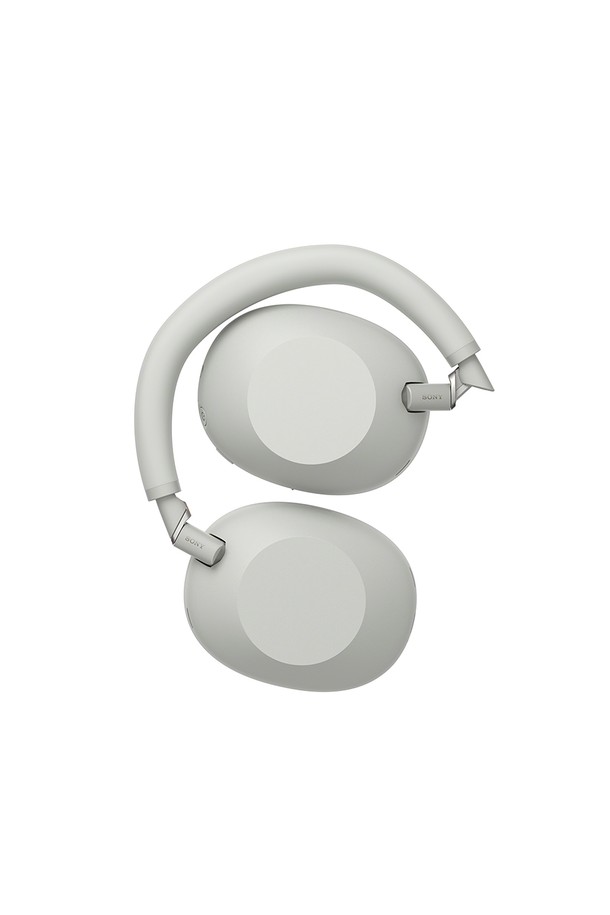 소니 WH-1000XM6 노이즈 캔슬링 헤드폰은 뛰어난 몰입감을 선사하는 무선 오버이어 헤드폰입니다. 강력한 노이즈 캔슬링 기술과 블루투스 연결을 통해 몰입도 높은 음악 감상 환경을 제공합니다. 화이트 색상으로 세련된 디자인을 자랑하며, 프리미엄 하이엔드 헤드폰으로서 최상의 음질을 경험할 수 있습니다. 헤드폰 거치대가 함께 제공되어 더욱 편리하게 사용하고 보관할 수 있습니다. 소니 WH-1000XM6로 음악 감상의 새로운 기준을 경험해 보세요.
