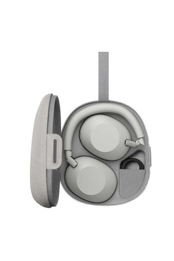 소니 WH-1000XM6 노이즈 캔슬링 헤드폰은 뛰어난 몰입감을 선사하는 무선 오버이어 헤드폰입니다. 강력한 노이즈 캔슬링 기술과 블루투스 연결을 통해 몰입도 높은 음악 감상 환경을 제공합니다. 화이트 색상으로 세련된 디자인을 자랑하며, 프리미엄 하이엔드 헤드폰으로서 최상의 음질을 경험할 수 있습니다. 헤드폰 거치대가 함께 제공되어 더욱 편리하게 사용하고 보관할 수 있습니다. 소니 WH-1000XM6로 음악 감상의 새로운 기준을 경험해 보세요.
