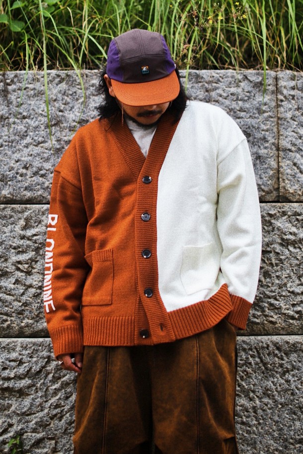 "인타샤 하프 하프 니트 가디건_캬라멜"은 남녀 모두 착용 가능한 캐주얼 스타일의 니트 가디건입니다. 부드러운 울 소재로 제작되어 가을, 겨울철 따뜻하게 착용할 수 있으며, 두꺼운 두께감과 오버핏으로 편안한 착용감을 선사합니다. 캬라멜 색상과 화이트 색상 두 가지로 출시되었으며, 하이 게이지 조직감과 인타샤 패턴, 로고 포인트로 디자인의 완성도를 높였습니다. 브이넥 라인과 긴 소매, 버튼 여밈 디테일이 특징이며, 겨울 데일리룩, 캐주얼, 클래식, 미니멀 스타일을 연출하기 좋습니다.
