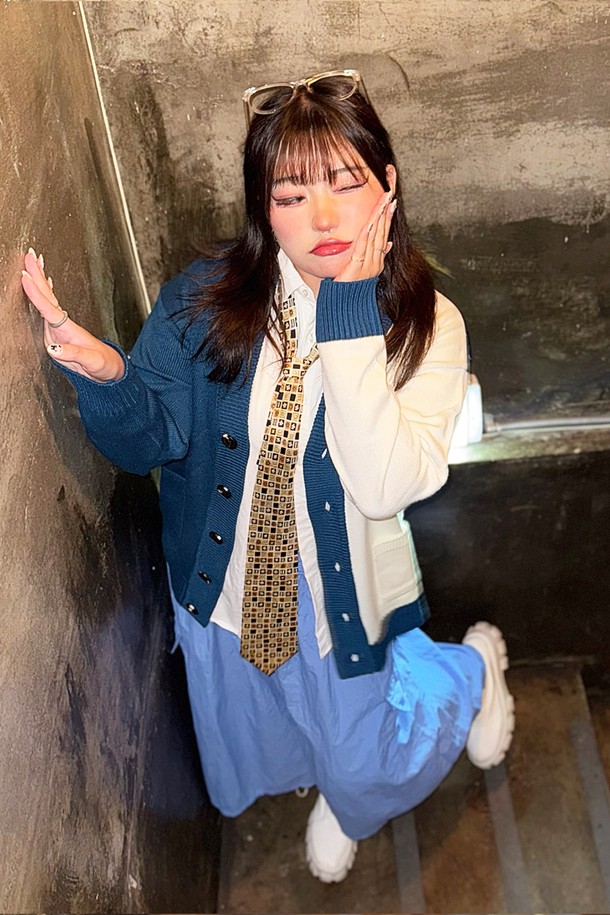 **인타샤 하프 하프 니트 가디건_블루**는 가을, 겨울철 남성 데일리룩을 위한 오버핏 니트 가디건입니다. 부드러운 울과 아크릴 혼방 소재로 제작되어 포근한 착용감을 선사합니다. 하프앤하프 디자인과 배색 디테일이 돋보이며, V넥에 버튼 여밈 방식으로 편안하게 착용 가능합니다. 긴 소매 기장과 두꺼운 두께감으로 보온성을 높였으며, 캐주얼, 클래식, 미니멀 스타일 연출에 활용하기 좋습니다. 블루와 화이트 컬러 배색으로 다양한 코디에 포인트를 줄 수 있습니다.
