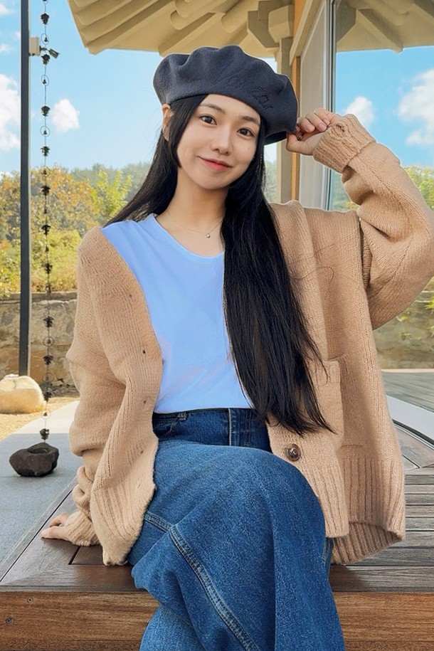 베이직 니트 가디건_베이지는 부드러운 촉감의 아크릴 소재로 제작되어 봄, 가을, 겨울 시즌에 활용하기 좋은 아이템입니다. 라운드넥 디자인에 세미오버핏으로 편안하게 착용 가능하며, 베이직하고 캐주얼한 스타일을 연출합니다. 7게이지 3합 니팅과 체인스티치 마감, 고밀도 니팅으로 내구성을 높였으며, 관리가 용이하여 데이트룩, 카페룩 등 다양한 TPO에 활용하기 좋습니다. 자연스러운 숄더라인이 돋보이는 긴소매 가디건으로, 캐주얼, 미니멀, 클래식 스타일을 즐겨 입는 분들께 추천합니다.
