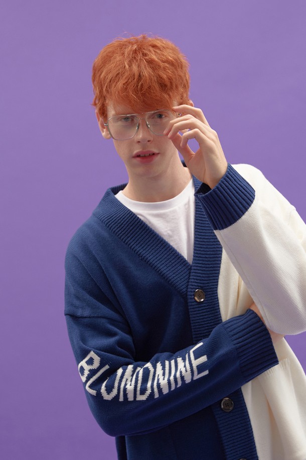 인타샤 하프 하프 니트 가디건_다크블루는 캐주얼, 미니멀, 클래식 스타일을 아우르는 여성용 니트 가디건입니다. 가을, 겨울 시즌에 적합하며, 부드러운 촉감의 니트 소재로 제작되어 포근한 착용감을 선사합니다. 라운드넥 디자인에 오버핏으로 편안하게 즐길 수 있으며, 중간 두께감으로 간절기는 물론 겨울철 이너로도 활용 가능합니다. 다크블루 컬러와 인타샤 패턴이 은은한 멋을 더하며, 버튼 디테일로 포인트를 주어 겨울 데일리룩, 카페룩 등 다양한 TPO에 매치하기 좋습니다. 긴 소매 기장과 하프 기장으로 세련된 스타일을 연출해보세요.
