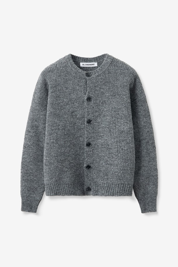 그레이스 울 리브 니트 가디건_그레이는 가을, 겨울 시즌에 어울리는 여성용 니트 가디건입니다. 미니멀하고 베이직한 스타일로, 라운드넥에 레귤러 핏으로 제작되어 편안하게 착용할 수 있습니다. 고급스러운 울 소재와 나일론, 폴리에스테르, 스판덱스의 혼방으로 부드러운 촉감과 우수한 보온성을 자랑합니다. 하이덴시티 조직감과 고밀도 하치 니트 구조로 제작되어 다리가 길어 보이는 효과를 주며, 다양한 스타일링이 가능합니다. 데일리룩, 모임룩, 데이트룩 등 TPO에 맞춰 폭넓게 활용할 수 있습니다.
