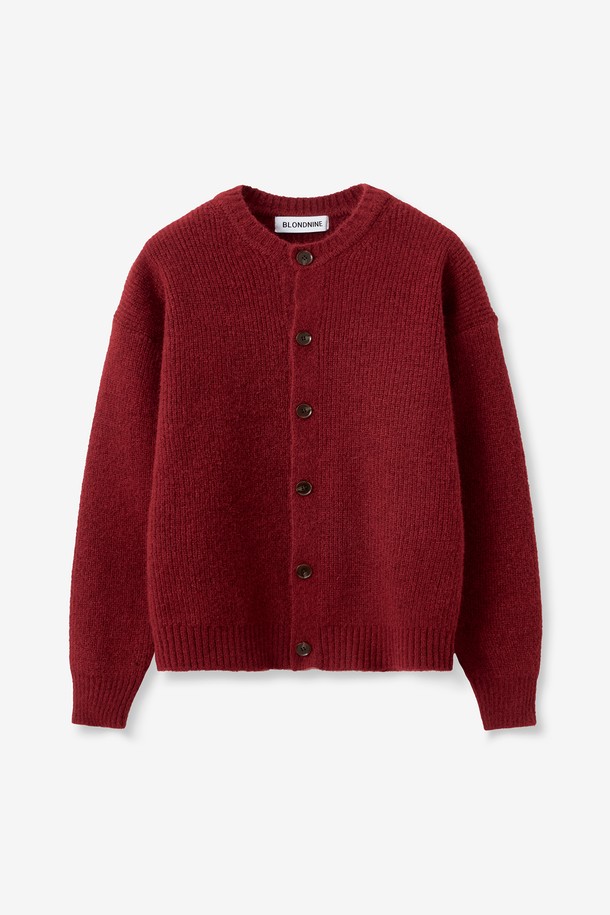 그레이스 울 리브 니트 가디건_마호가니레드는 미니멀하고 캐주얼한 스타일을 연출하는 여성용 니트 가디건입니다. 가을과 겨울에 적합하며, 특히 겨울 데일리룩, 모임룩, 카페룩에 잘 어울립니다. 마호가니레드, 그레이, 블랙 세 가지 색상으로 출시되었으며, 넉넉한 레귤러핏과 긴 기장으로 다리가 길어 보이는 효과를 선사합니다. 고밀도 리브 니트 구조의 두꺼운 울 혼방 소재로 제작되어 부드러운 촉감과 뛰어난 보온성을 자랑하며, 무게감 있는 핏을 연출합니다. 라운드넥 디자인으로 어떤 스타일에도 쉽게 매치할 수 있습니다.
