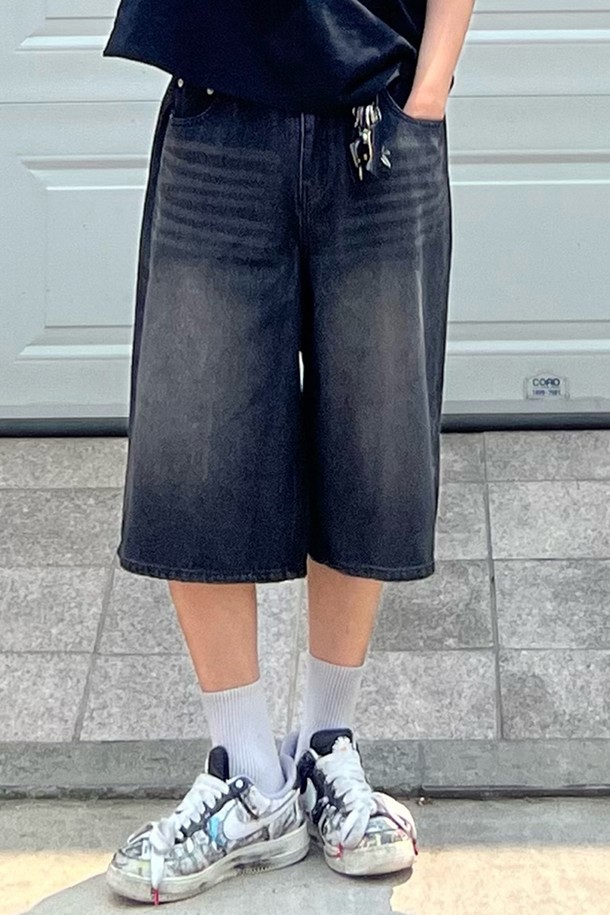 빈티지 워싱 가공으로 빈티지한 무드를 연출하는 버뮤다 데님 팬츠입니다. 남녀 모두 착용 가능하며, 와이드한 실루엣과 넉넉한 루즈핏으로 편안한 착용감을 선사합니다. 멀티 샘플링 과정을 거쳐 제작되어 체형 보정 효과를 제공하며, 봄, 여름 시즌 데일리룩에 캐주얼하게 활용하기 좋습니다.
