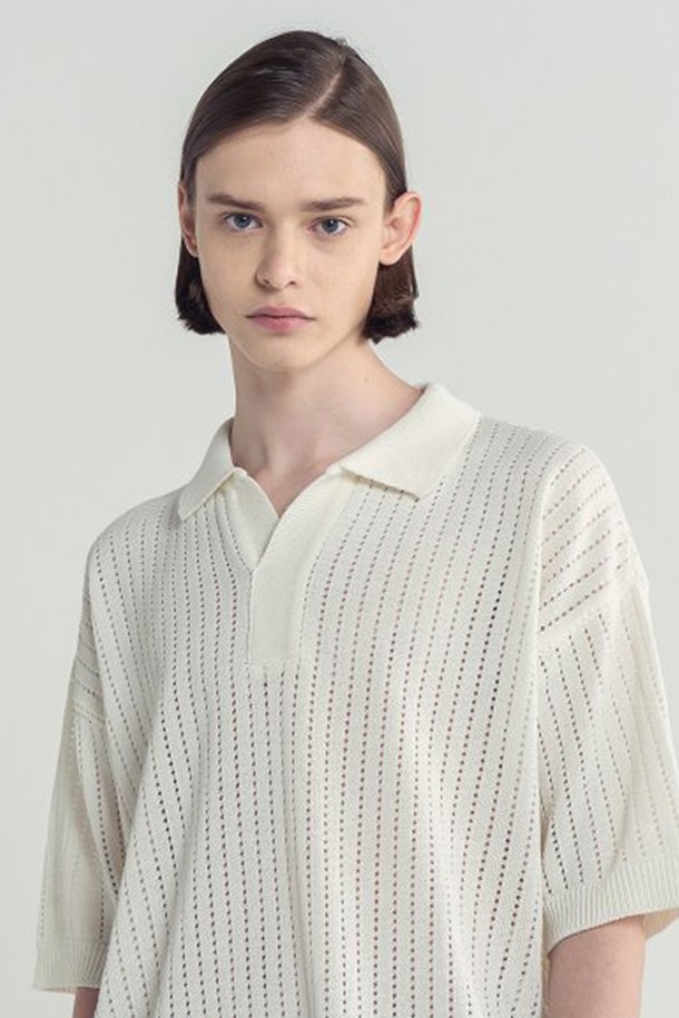 **오픈 카라 펀칭 니트_아이보리**는 부드러운 촉감과 통기성이 뛰어난 아크릴/면 혼방 소재의 반소매 니트입니다. 얇은 두께감과 오버핏으로 제작되어 자연스러운 실루엣을 연출하며, 봄, 여름철 시원하게 착용 가능합니다. 캐주얼하고 베이직한 스타일로, 아이보리, 블랙 등 다채로운 8가지 색상으로 만나보세요.
