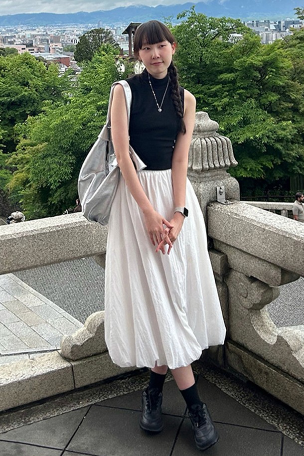 부드러운 폴리에스테르 소재의 데일리 벌룬 밴딩 롱 스커트입니다. 아이보리 컬러에 허리 밴딩과 포켓 디테일로 편안함과 실용성을 더했으며, 구김이 적고 비침 없는 안감으로 시원하게 착용할 수 있습니다. 캐주얼하고 베이직한 스타일로 봄, 여름 일상룩에 활용하기 좋은 오버핏 롱 스커트입니다.
