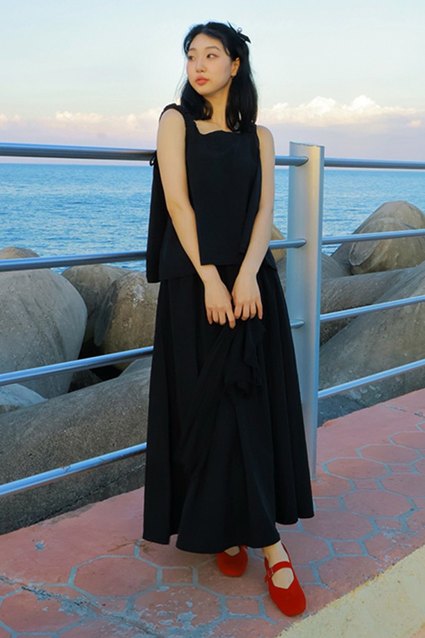 부드러운 촉감과 얇은 두께감으로 편안하게 착용 가능한 셔링 플레어 밴딩 롱 스커트입니다. 허리 밴딩과 셔링 디테일, 롱 기장으로 우아한 실루엣을 연출하며, A라인 플레어 디자인과 루즈핏으로 활동성을 높였습니다. 블랙 색상의 무지 디자인에 포켓을 더해 실용성을 겸비하여 봄, 여름, 가을, 일상에서 활용하기 좋습니다.
