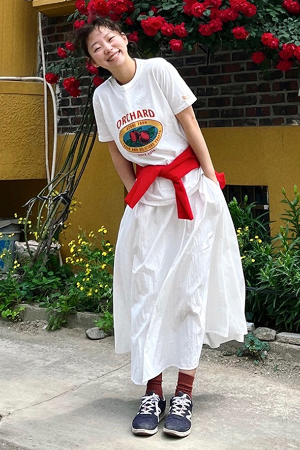 부드러운 촉감의 폴리에스테르, 나일론 혼방 소재로 제작된 여성 롱 스커트입니다. 아이보리 컬러의 셔링 디테일과 플레어 디자인이 여성스러운 분위기를 연출하며, 허리 밴딩과 포켓으로 편안함과 실용성을 더했습니다. 봄, 여름 시즌 데일리룩에 활용하기 좋은 루즈핏의 캐주얼 롱 스커트입니다.
