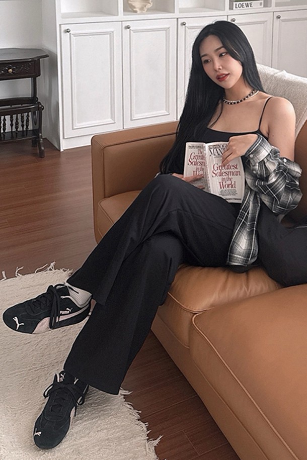 여름철 시원하게 즐길 수 있는 쿨링 와이드 밴딩 팬츠입니다. 텐셀과 면 혼방 소재로 제작되어 부드러운 촉감과 쾌적한 착용감을 선사하며, 허리 스트링과 주름 디테일로 포인트를 더했습니다. 와이드 핏과 얇은 두께감으로 편안하면서도 스타일리시한 일상룩을 완성해 보세요.
